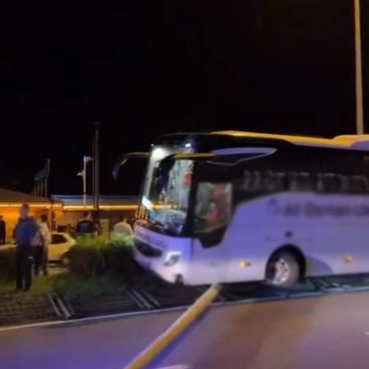 Yolcu otobüsü korkuluklara çarptı