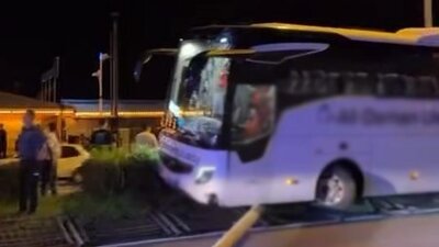 Yolcu otobüsü korkuluklara çarptı