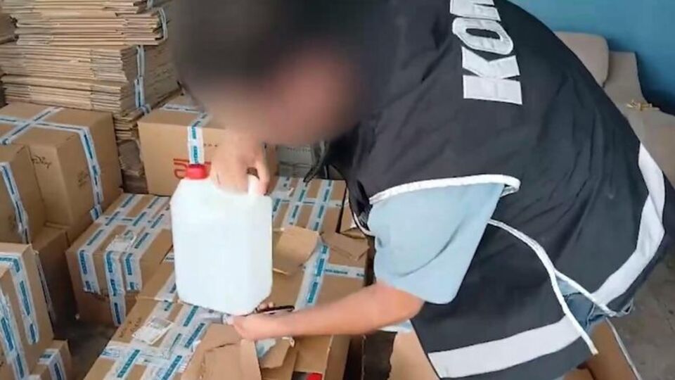 İzmir'de 5.8 ton etil alkol ele geçirildi