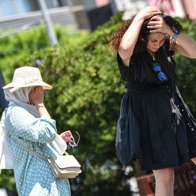 Antalya 46,6 derece! Sokaklar boş, plaj dolu