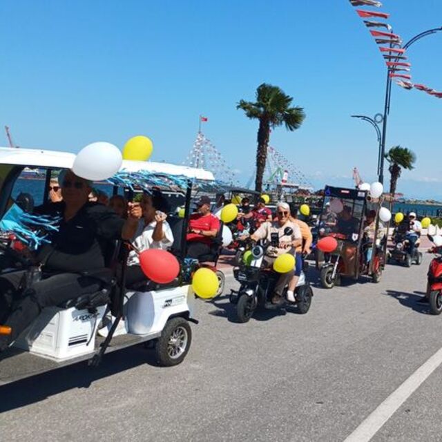 Akülü araçlarla sünnet konvoyu