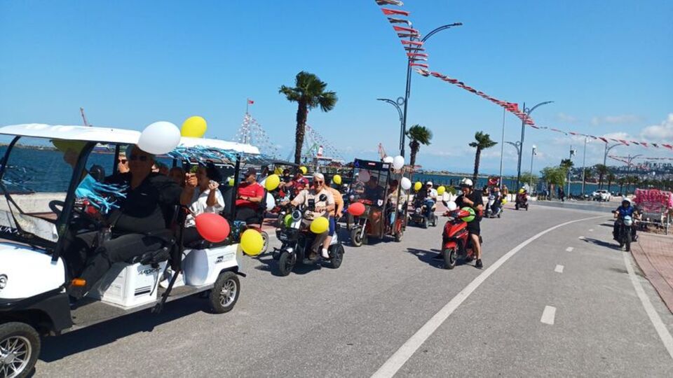 Akülü araçlarla sünnet konvoyu