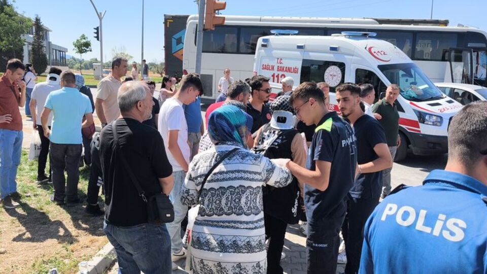Otobüs akaryakıt tankerine çarptı! 35 yaralı