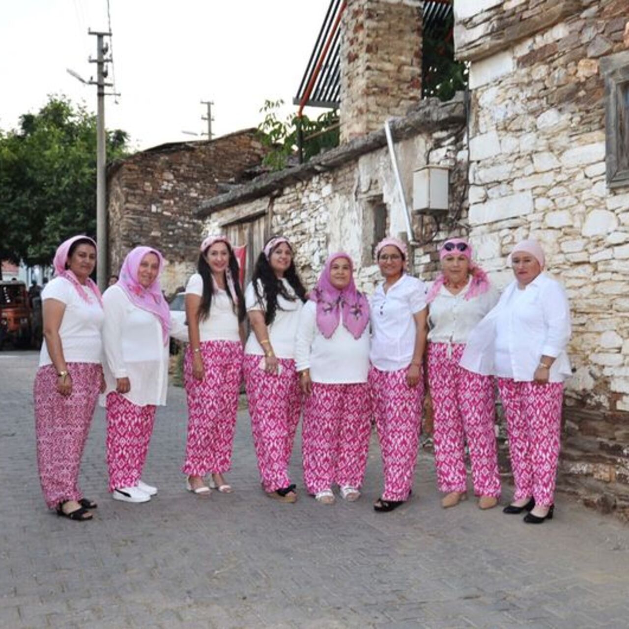 Şalvarını giyen kadınlar eğlenceye koştu