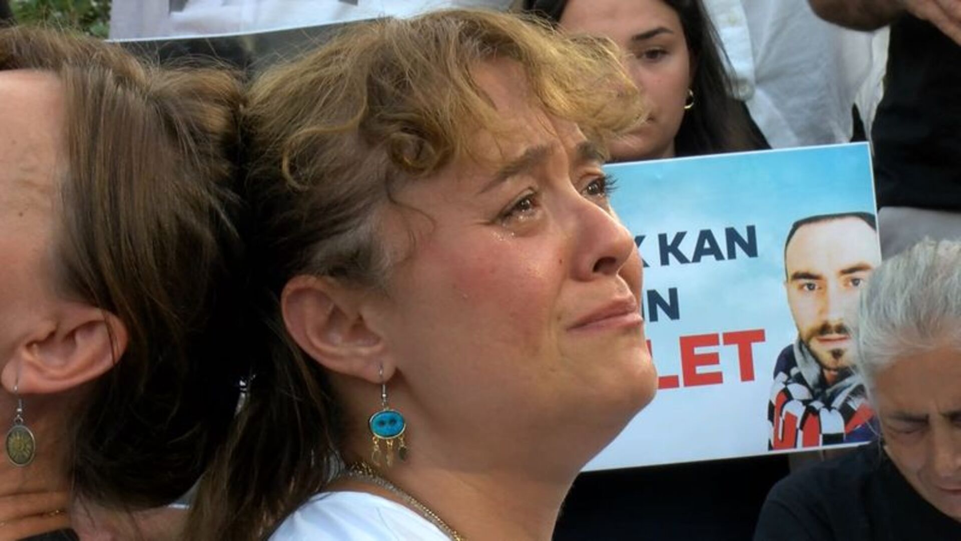 Yasemin Minguzzi'den Çarpıcı Oturma Eylemi: 'Adalet İçin Susmayacağız!'
