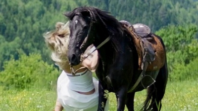 Klip çekimlerinde attan düştü