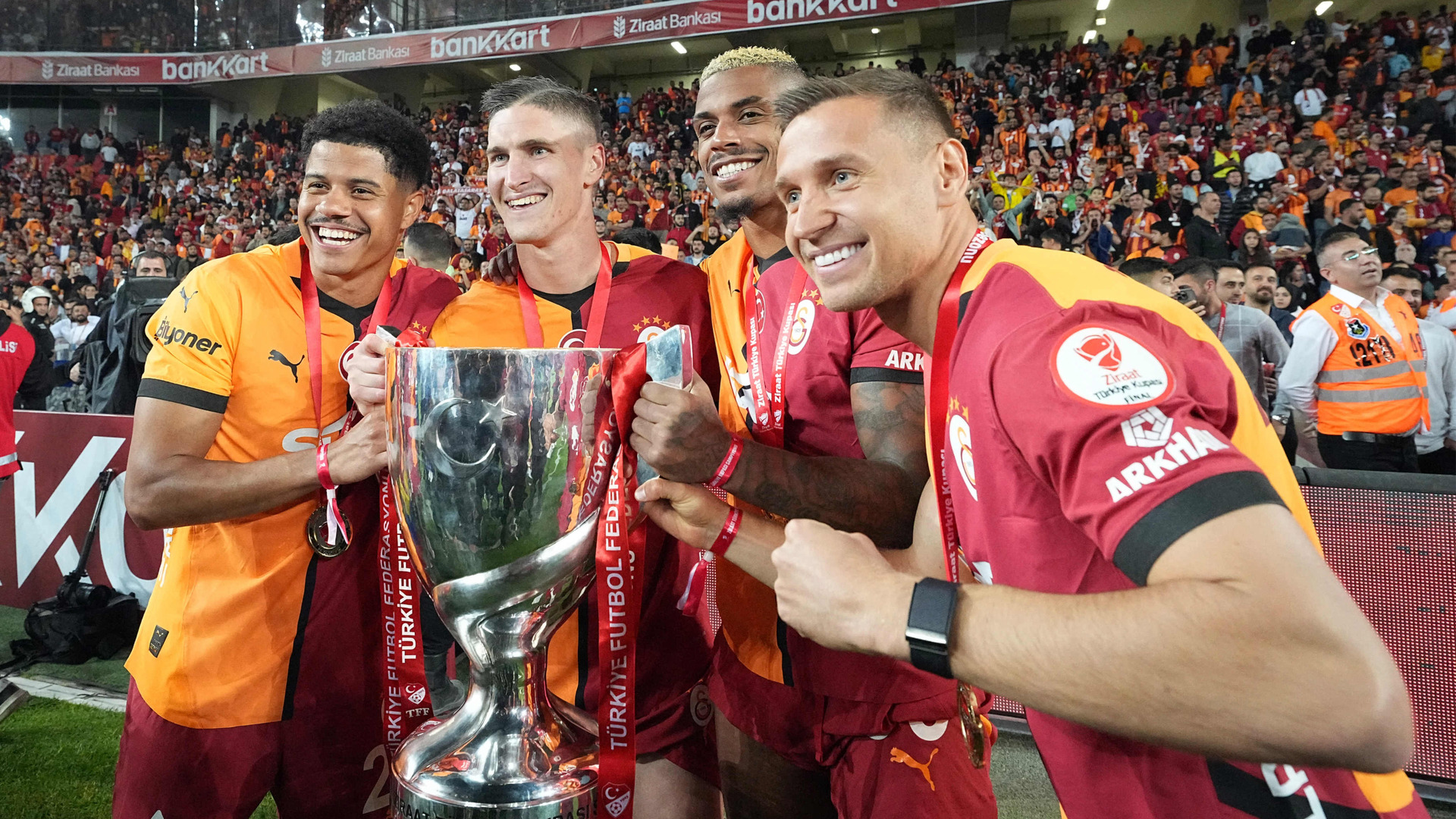 Galatasaray'da Transfer Rüzgarları: Frankowski İçin İki Kulüp Devrede!