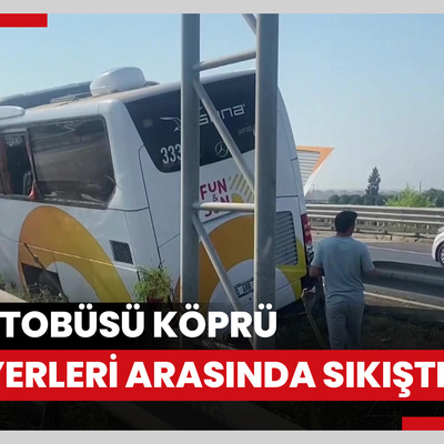 Tur otobüsü köprü bariyerleri arasında sıkıştı