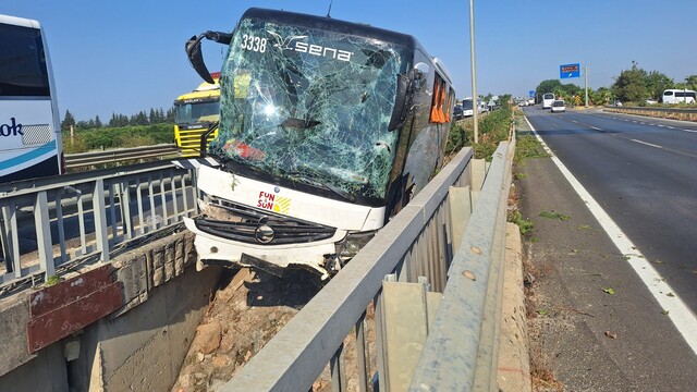 34 yolcuyla köprüde sıkıştı!