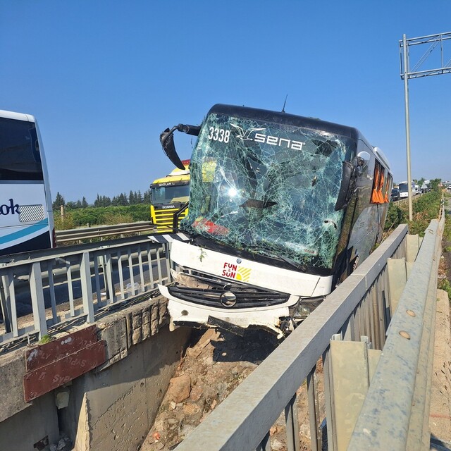 34 yolcuyla köprüde sıkıştı!