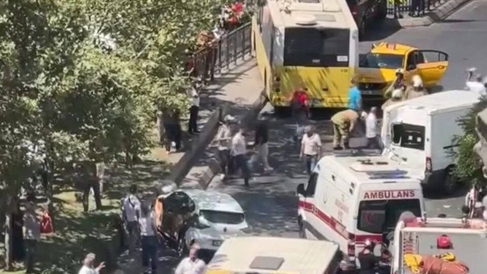 Beyoğlu'nda 9 araç birbirine girdi! Yaralılar var