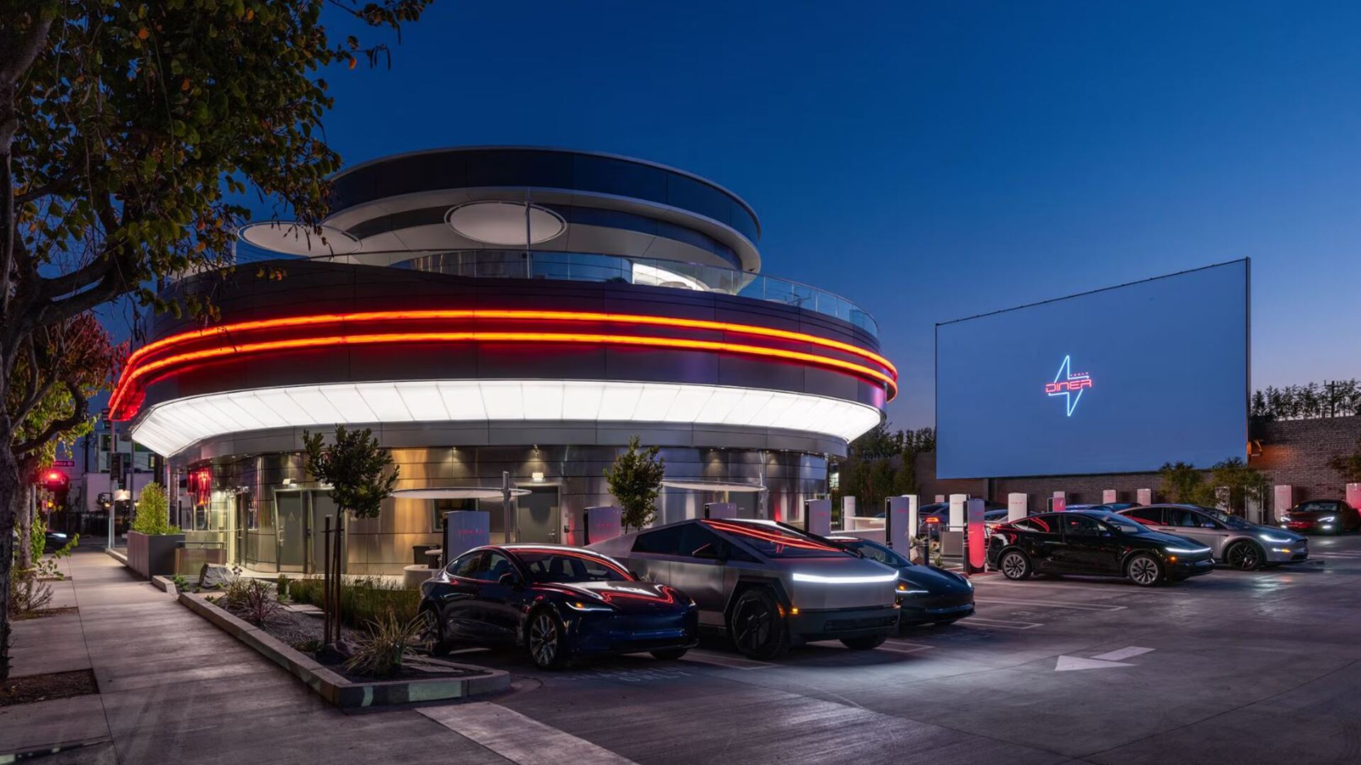 Tesla, Hollywood Bulvarı'nda Elektrikli Bir Devrim Daha Başlattı: Süperşarj İstasyonlu Restoran!