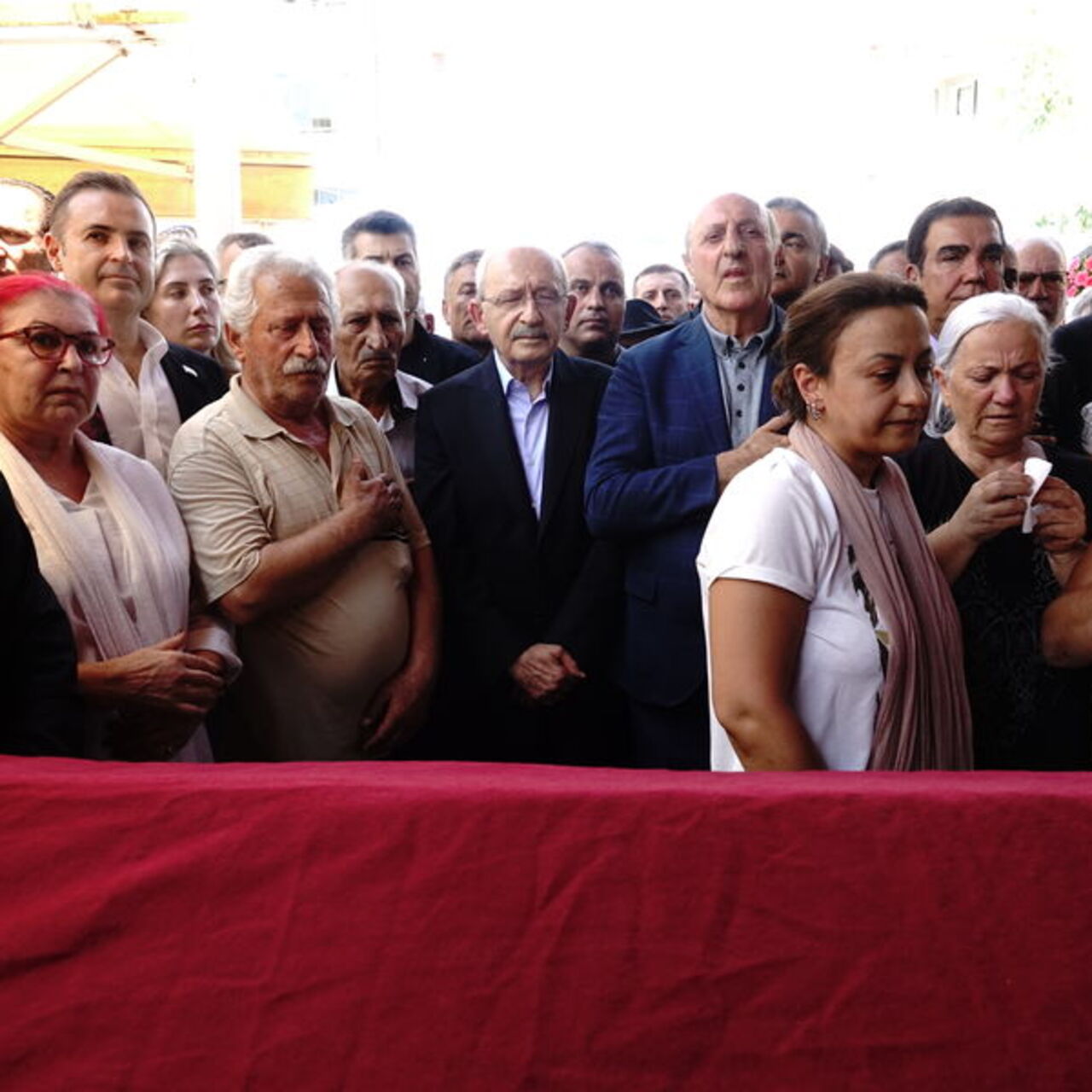 Kardeşi son yolculuğuna uğurlandı
