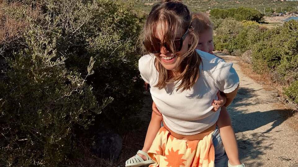 Kızını sırtına aldı