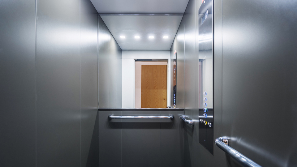 Asansörde neden hep aynalar olur?