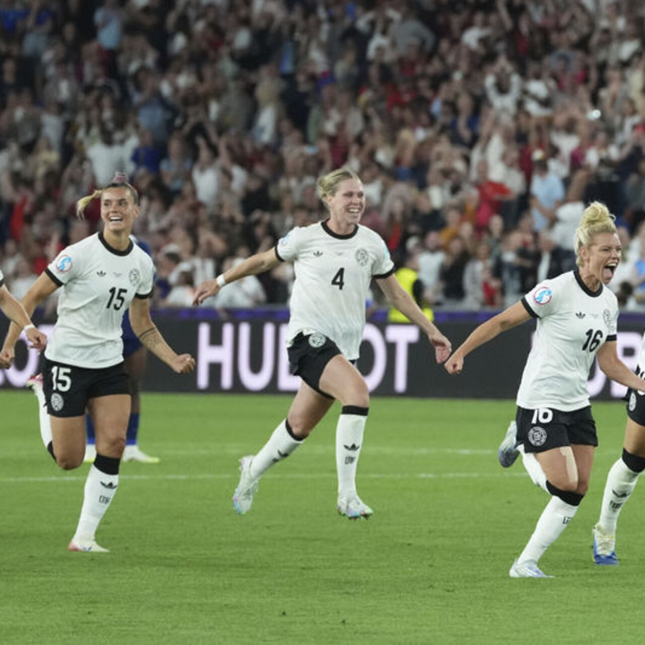 Kadınlar EURO 2025'te ilk finalist İngiltere!