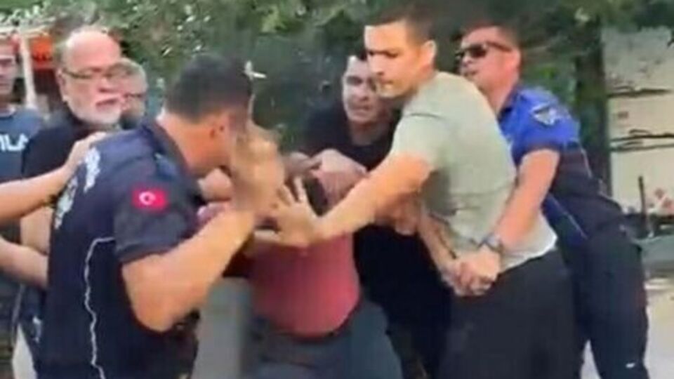 Seyyar satıcıyı darbeden zabıta memurları açığa alındı