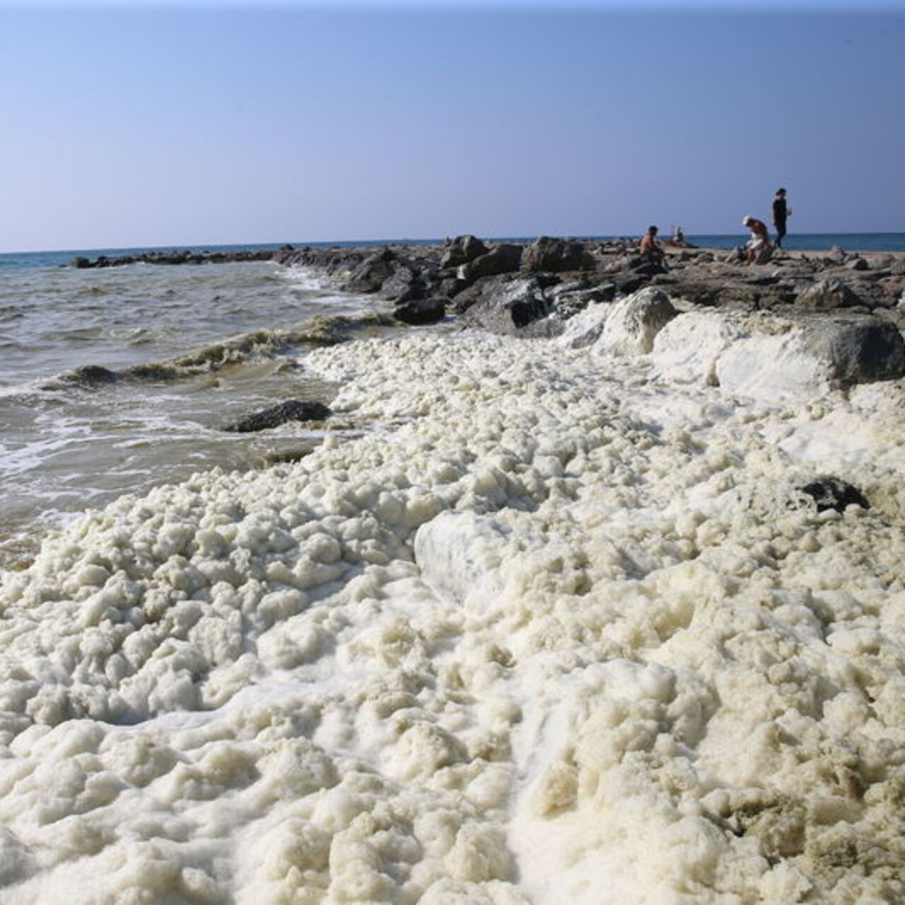 Hatay'da deniz kıyısında köpüklü tabaka oluştu
