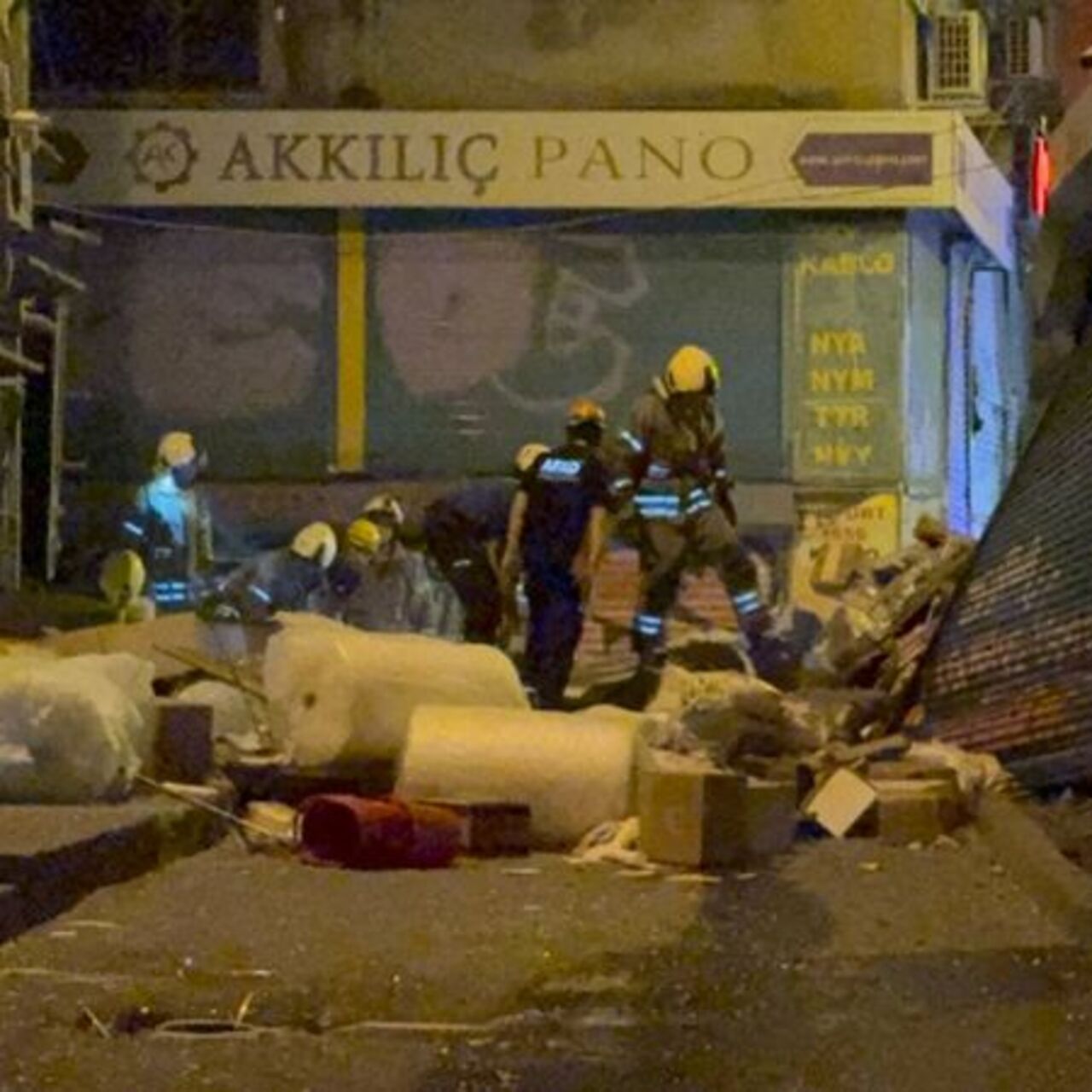 Beyoğlu'ndaki bir bina çöktü