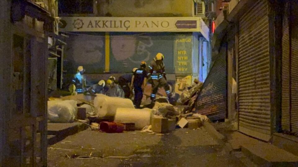 Beyoğlu'ndaki bir bina çöktü