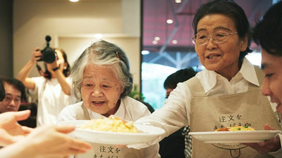 Bu restoranda çalışanlar demans hastası