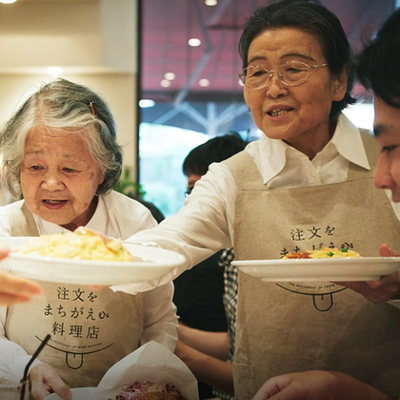 Bu restoranda çalışanlar demans hastası