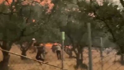 Sakarya'da alevlerden kaçış kamerada!