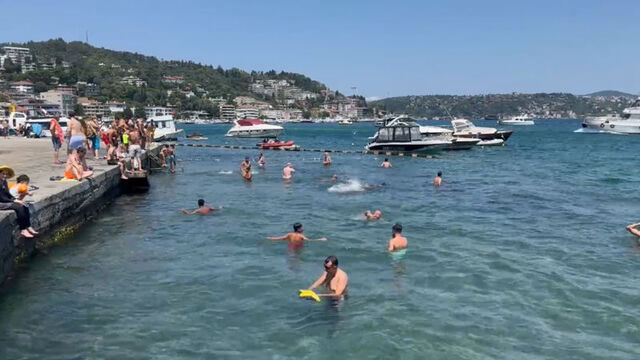 İstanbul'da boğazda serinlediler