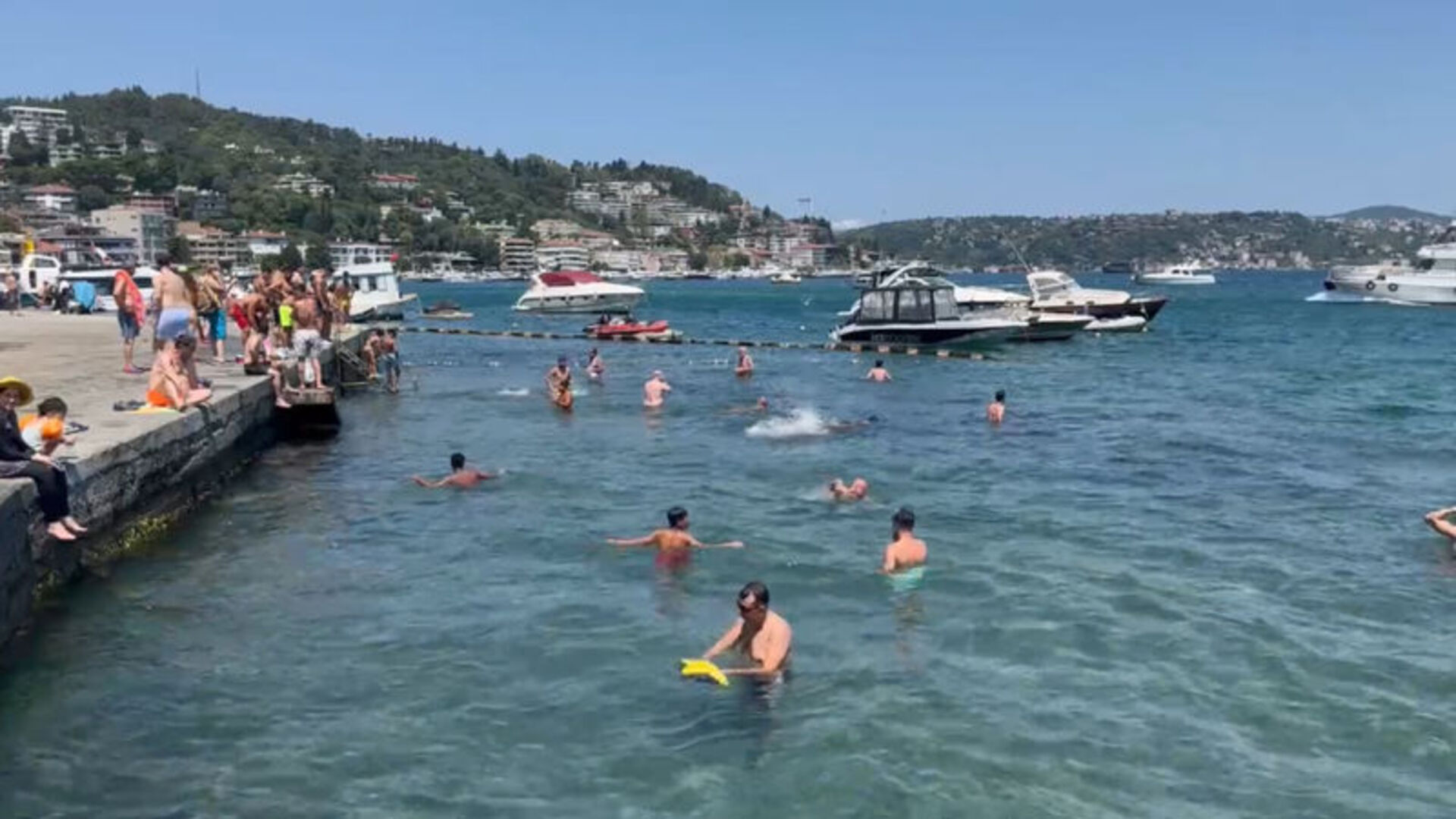 İstanbul Boğazı'nda Serinleme Keyfi: Sıcak Havadan Kaçanların Tercihi!