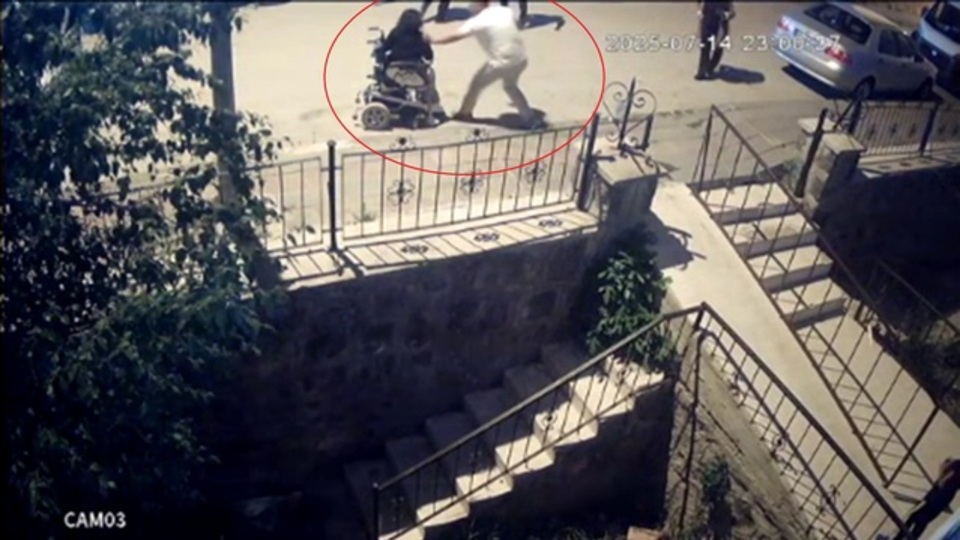 Bakanlık harekete geçti! 5 kişi engelli kadını darbetti