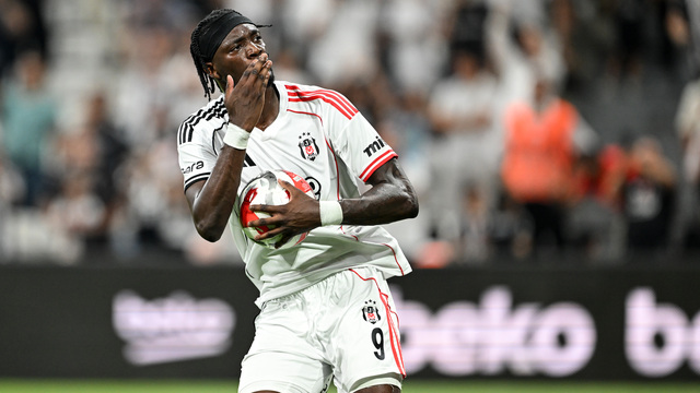 Abraham ilk resmi maçında golünü attı!