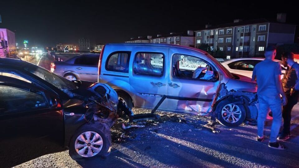 Bitlis'te trafik kazası: 7'si çocuk 13 yaralı