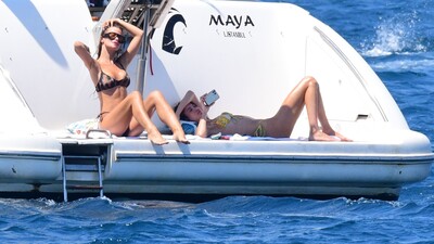 Arkadaşıyla tatilde