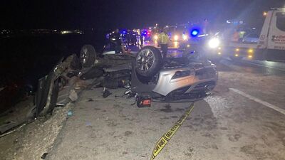 Otomobiller kafa kafaya çarpıştı: 3 ölü, 2 yaralı