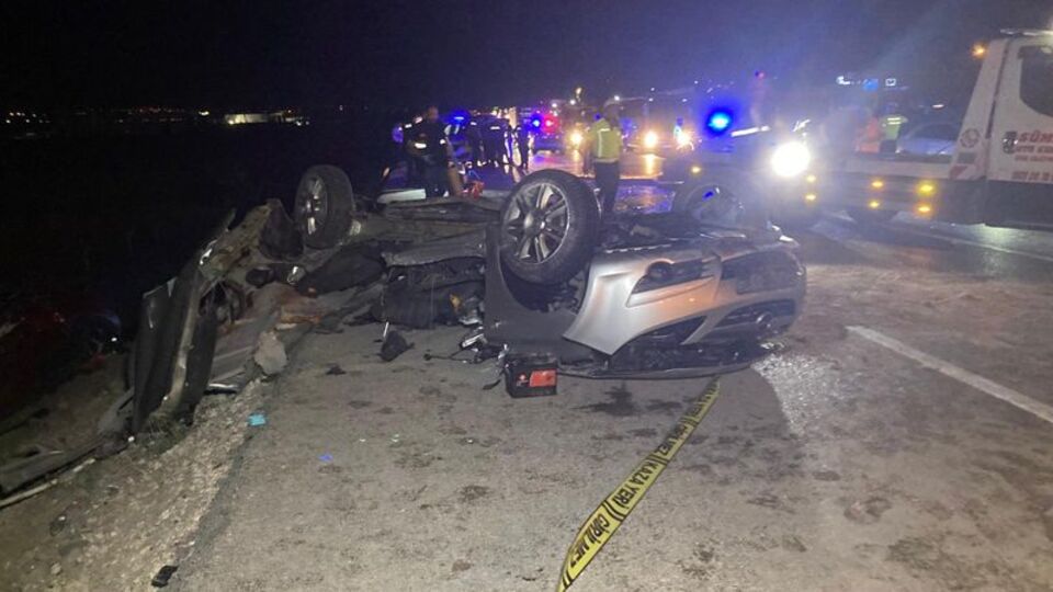 Otomobiller kafa kafaya çarpıştı: 3 ölü, 2 yaralı