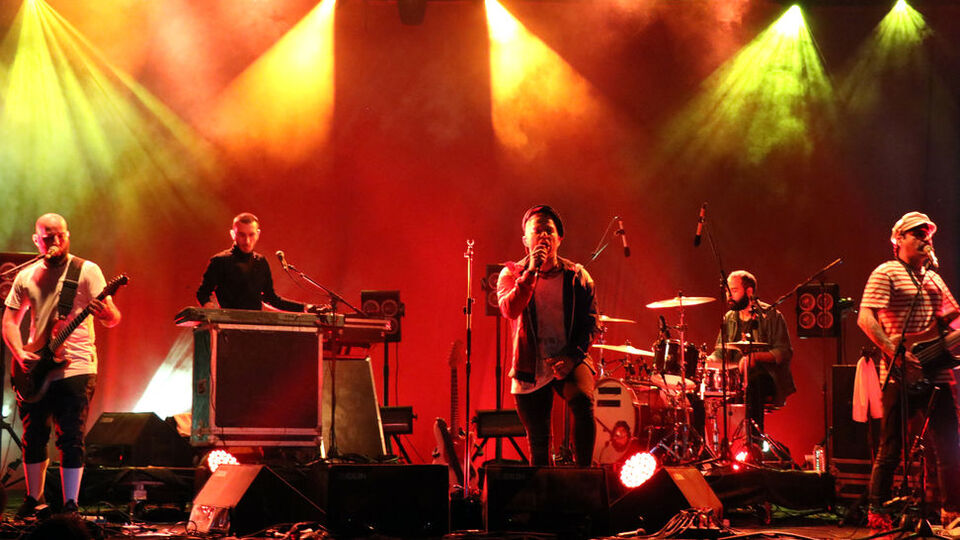 Yangın nedeniyle konser yarıda kaldı