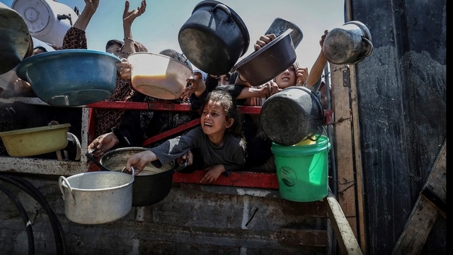 Yemek bulmak için cennete gitmek isteyen Gazzeli çocuklar
