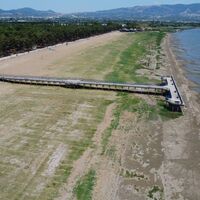 İznik Gölü'nde iskele karada kaldı!