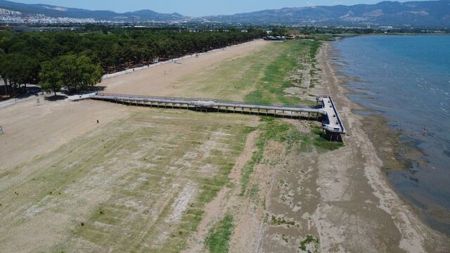 İznik Gölü'nde iskele karada kaldı!