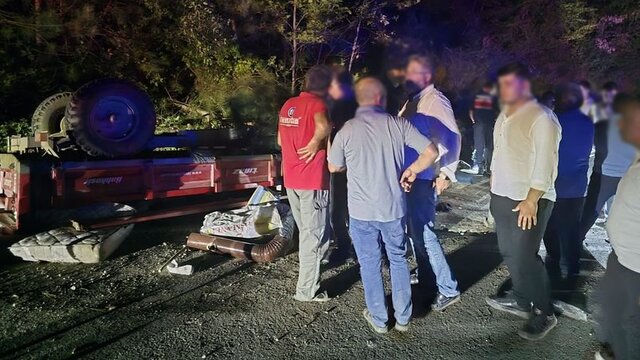 Sakarya'da traktör devrildi: 10 yaralı