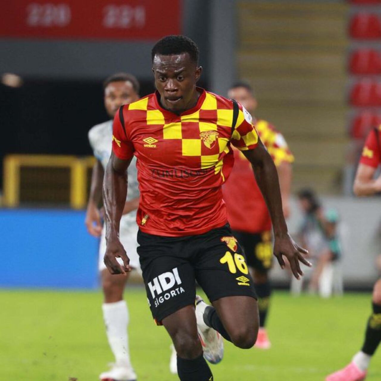 Göztepe'de Dennis'e teklif yağıyor!