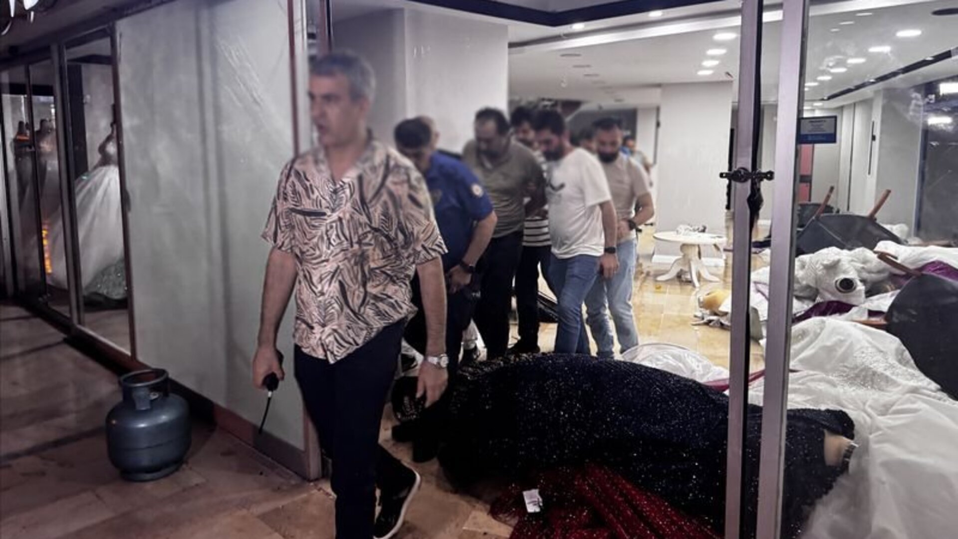 Antalya'da Gelinlik Dükkanını Kundaklamaya Kalkan Şüpheli Yakalandı!