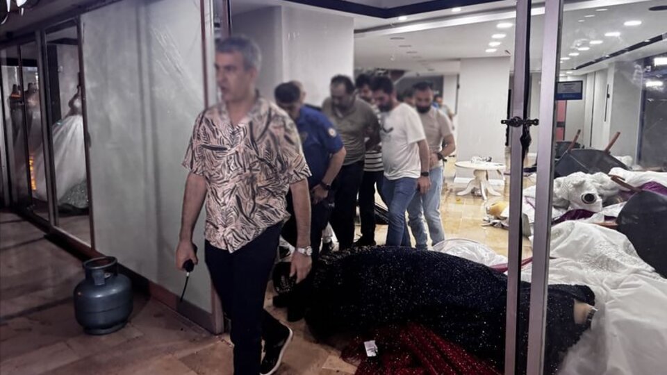 Gelinlikçi dükkanını ateşe vermek istedi, gözaltına alındı