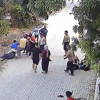 Kurşun yağdırdığı oğullarını tekmeledi!