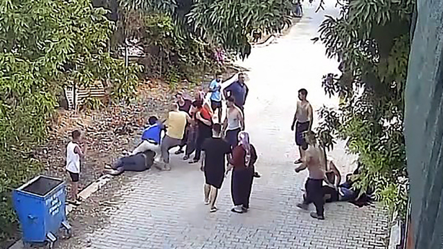 Kurşun yağdırdığı oğullarını tekmeledi!