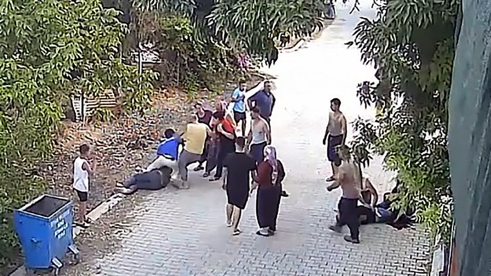 Kurşun yağdırdığı oğullarını tekmeledi!