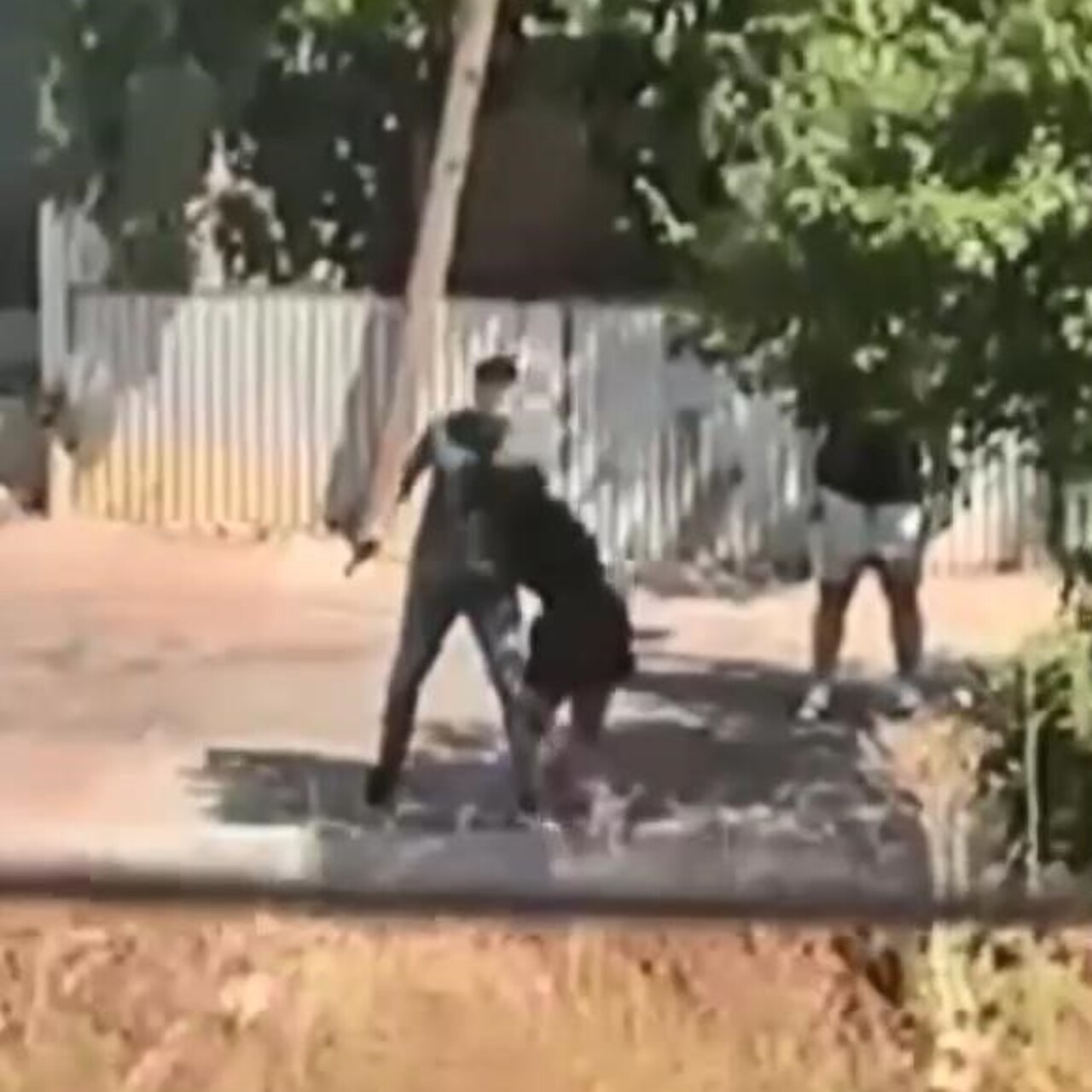 Başına silah dayayıp darp etti!
