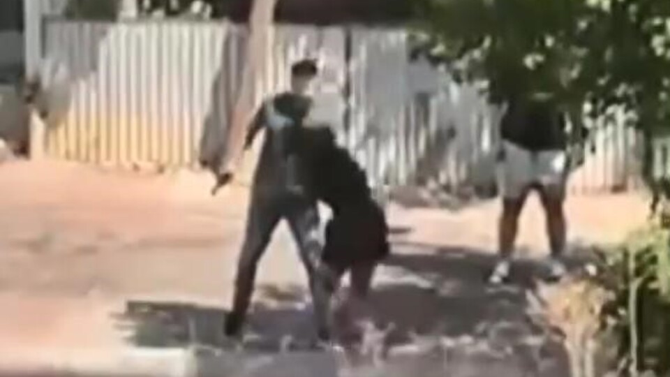 Başına silah dayayıp darp etti!