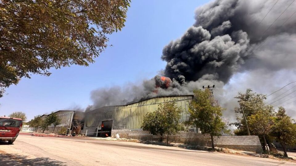 Halı fabrikası alevlere teslim!