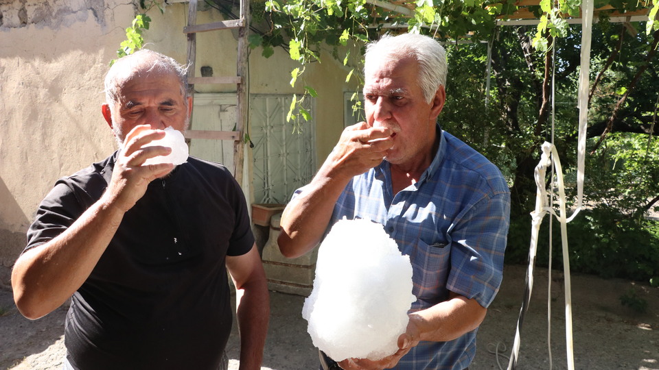 Kışın kuyulara doldurup yazın kovalarla çıkarıyorlar